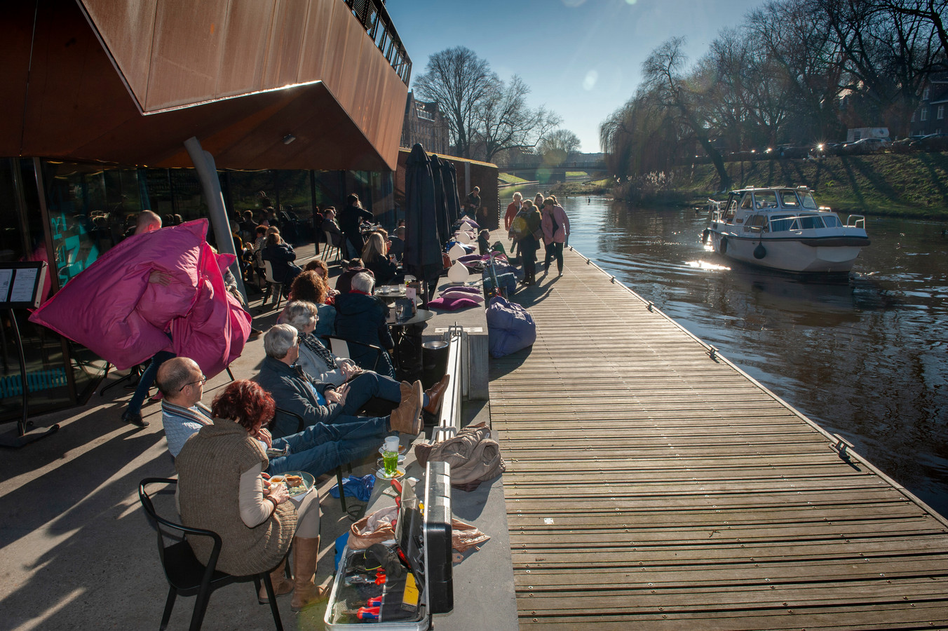 Den Bosch. Een vol terras op Sint-Jans Bolwerk geniet van het eerste voorjaars zonnetje