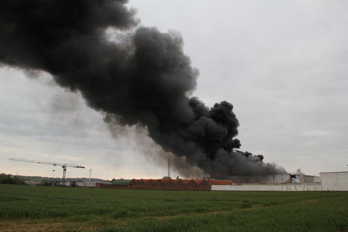 Een industrieloods in Sint-Pieters-Leeuw is afgebrand.