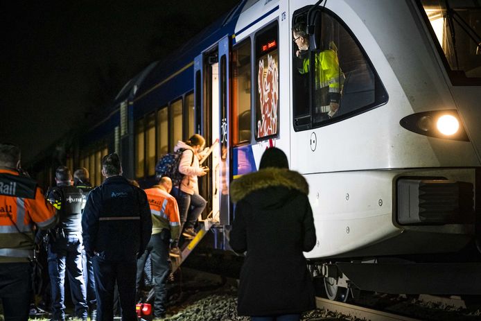 Passagiers stappen weer op de trein nadat er geen explosieven aangetroffen werden.