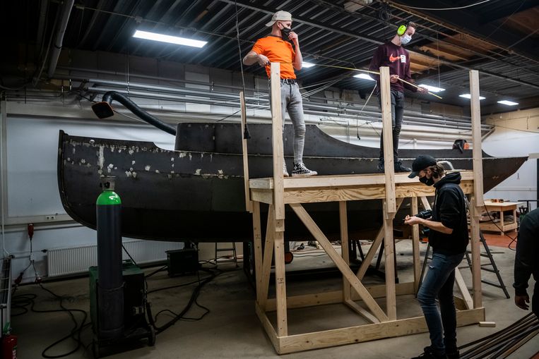 De stage gaat niet door, maar bij Interior Architects in Groningen werken mbo’ers wel samen aan de reparatie van een sloep.  Beeld Kees van de Veen