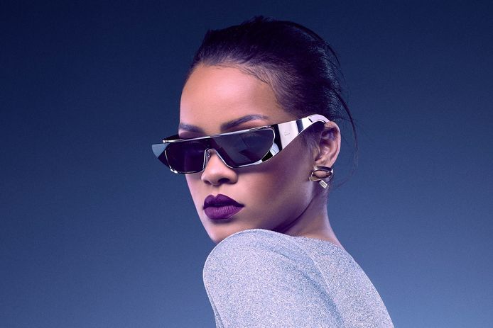 Rihanna in een campagne voor Dior, met een zonnebril aan in de kleur Ultra Violet.