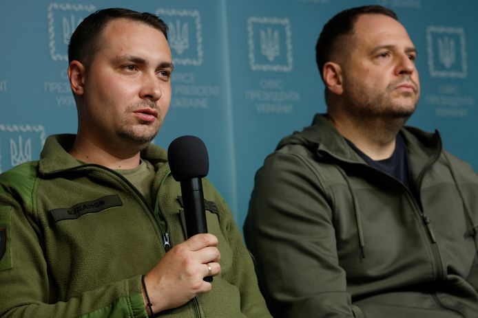 Andriy Iermak, hoofd van het Oekraïense presidentiële bureau, en Kirilo Budanov, hoofd van de Oekraïense militaire inlichtingendienst tijdens een eerdere persbriefing over een gevangenenruil.