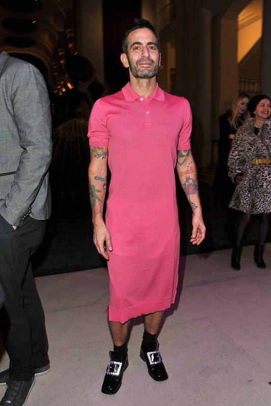 retort huis Rechtsaf De nieuwe mannenmode? Marc Jacobs draagt roze jurk | Mode & Beauty | hln.be