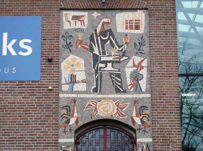 Een naoorlogs mozaïek aan schoolgebouw Her Rijks aan de Goffertweg.
