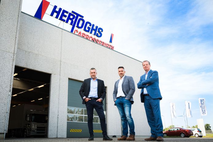 Stijn en Roel Hertoggs en Arjan Akkermans voor het bedrijf in Roosendaal.