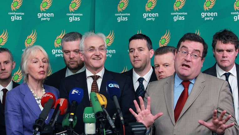 De Ierse Groenen geven een persconferentie. Mary White (links), John Gormley (in het midden) and Dan Boyle (rechts) op de voorgrond. Beeld epa