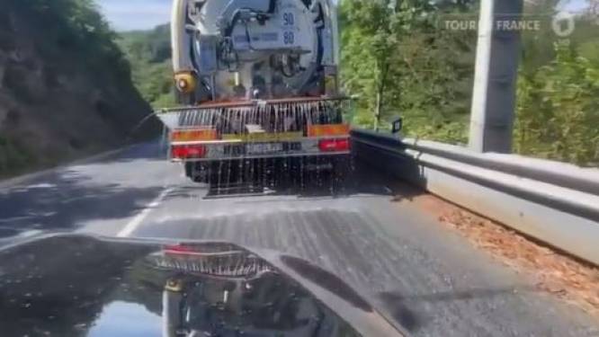 “Bienvenue en absurdie”: 10.000 litres d'eau pour refroidir les routes du Tour, la polémique enfle