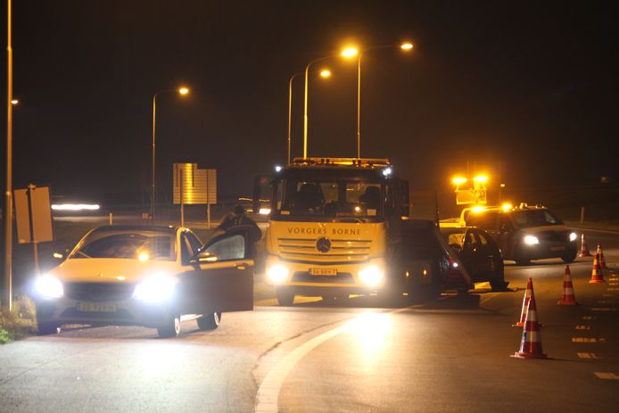 Een van de auto's moest worden afgesleept na het ongeluk.