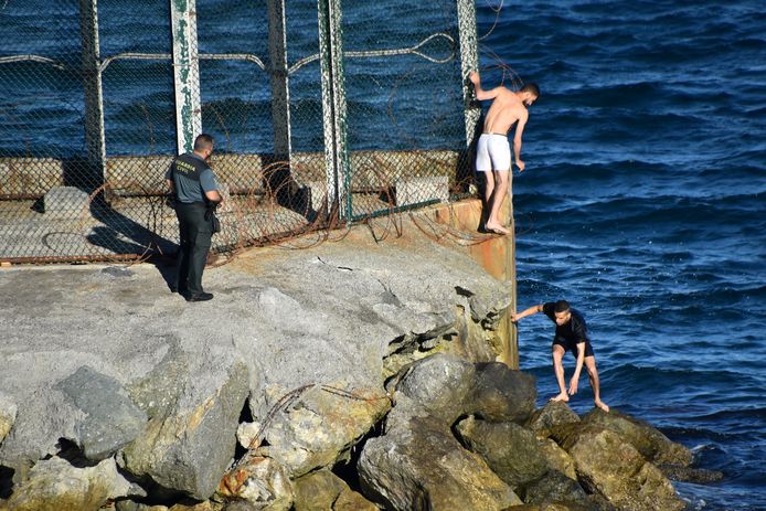Twee Marokkaanse jongens slagen erin de Spaanse enclave Ceuta te bereiken.
