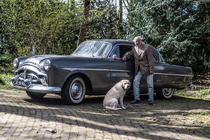 Janpo Kho met zijn Packard