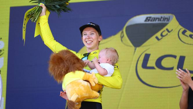 Wiebes sprint op Champs-Elysées naar historische zege en pakt eerste gele trui: ‘Dit is geweldig’