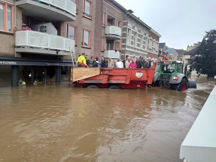 De Zeeuwse redders evacueren een appartementencomplex in Valkenburg.