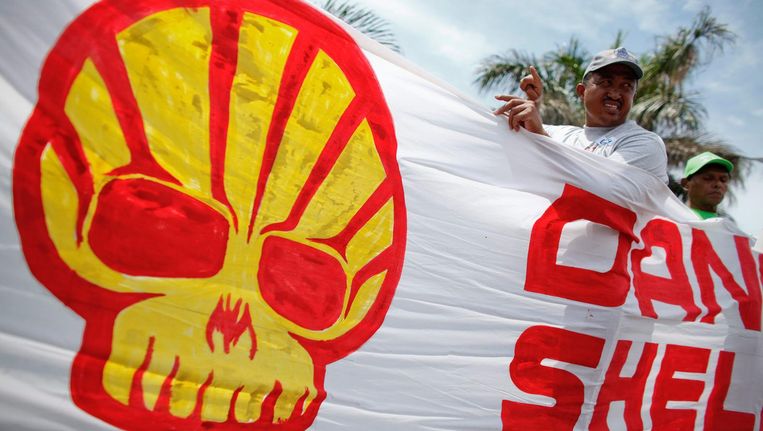 Demonstranten voeren actie tegen Shell in 2011. Beeld afp