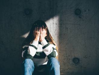 Kwart meer zelfdodingen bij jonge vrouwen: wat is er aan de hand? “Jongens zijn veel liever voor elkaar”
