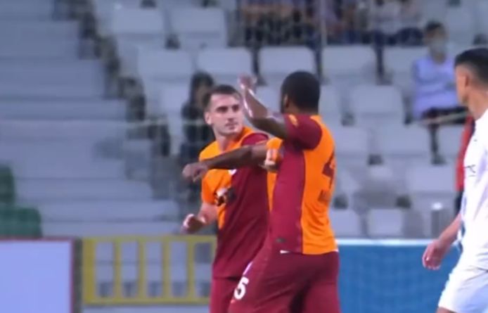 Galatasaray-speler Marcão wil klappen uitdelen aan ploegmaat Aktürkoglu.