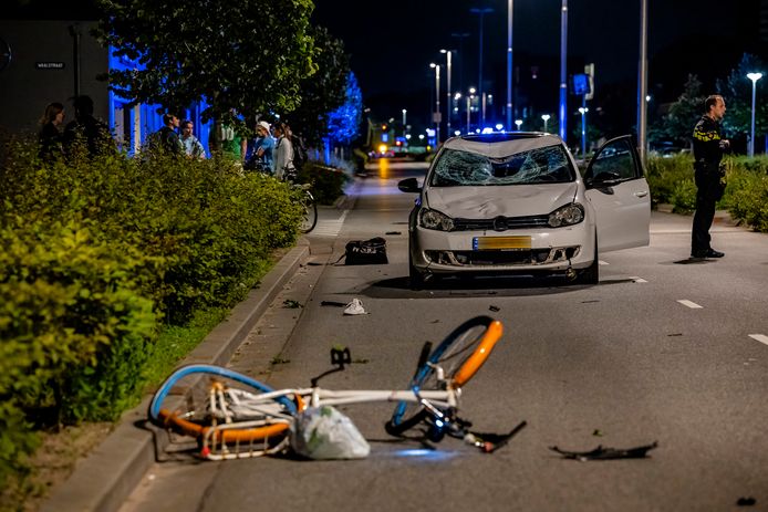 Bij een aanrijding tussen een fietser en auto op de Ringbaan Noord in Tilburg is de fietser zwaargewond geraakt.