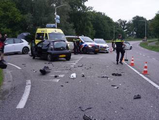 Ravage op kruising nadat twee auto’s hard op elkaar botsen in Dongen
