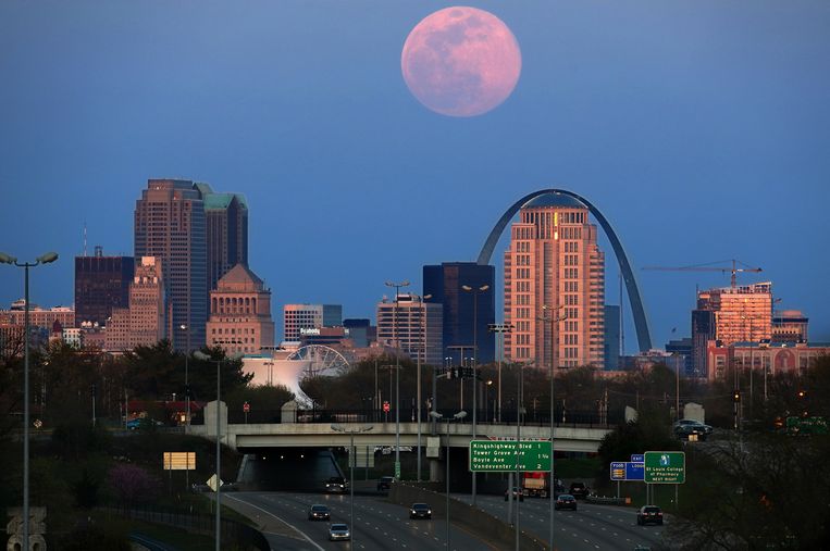 Perché “Super Pink Moon” è più rumore che unico