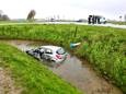 De auto eindigde in een sloot naast het kruispunt.