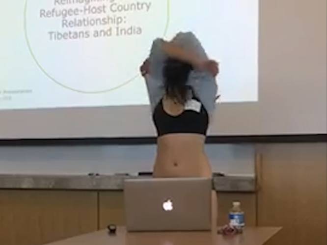 Studente stript bij thesispresentatie na opmerking van docent over 'te korte' broek