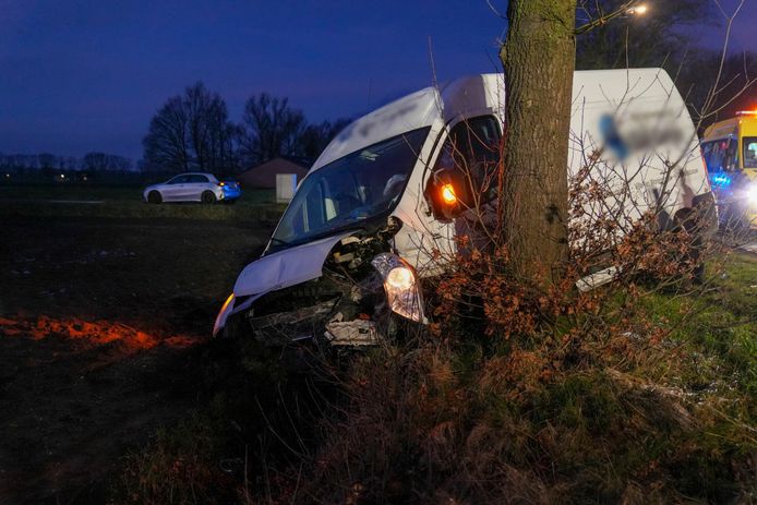 Een bestelbusje en personenauto raakten elkaar op de De Wolff van Westerrodeweg in De Mortel.