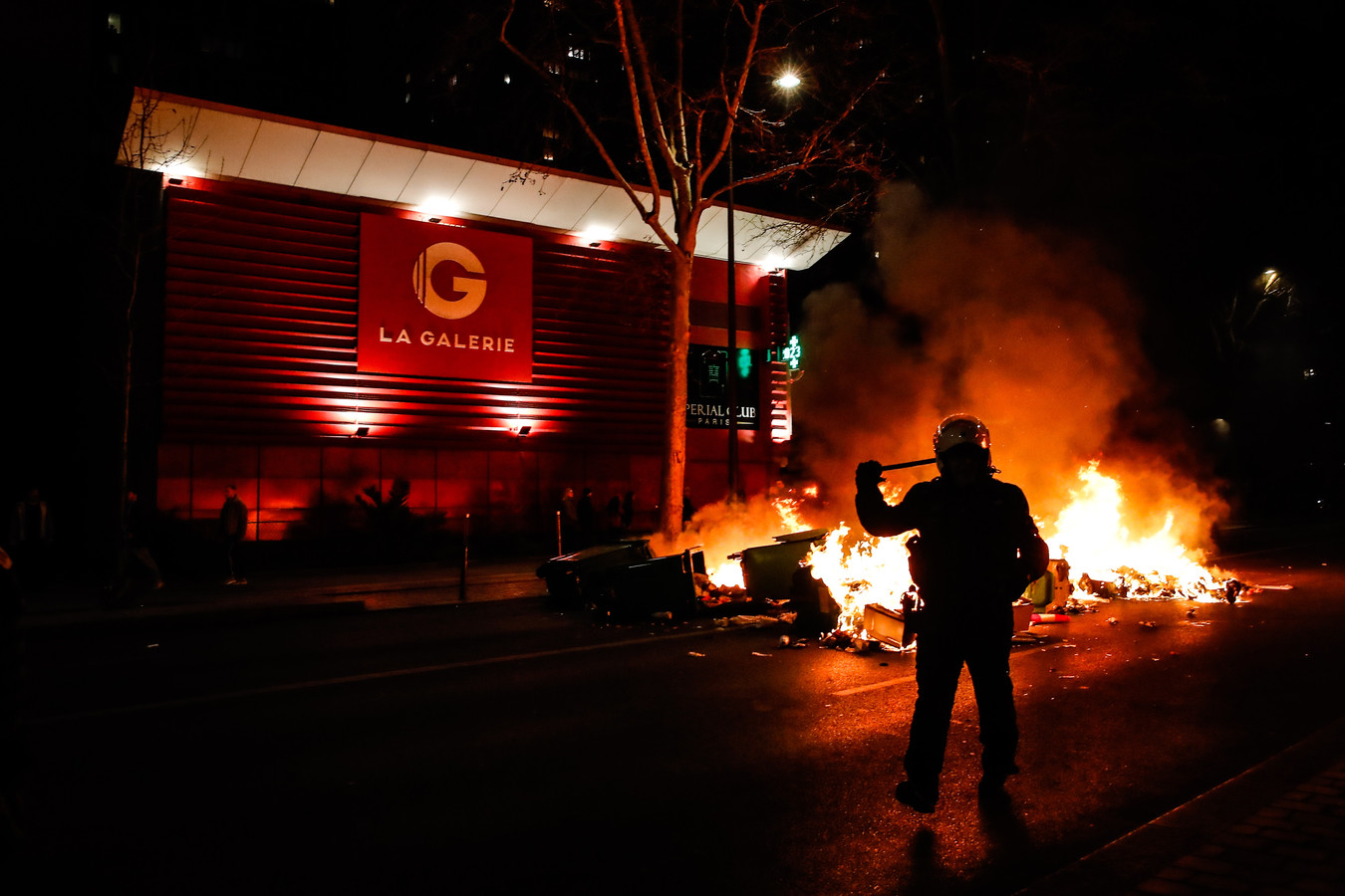 Des tensions ont à nouveau éclaté à Paris samedi soir.