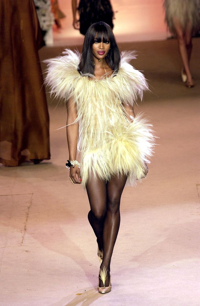 Naomi Campbell op de catwalk voor Yves Saint Laurent in 2002.