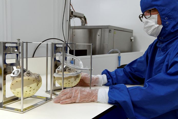 Un employé de CARMAT travaille sur un cœur artificiel bioprothétique autorégulé, au siège de l'entreprise à Bois-d'Arcy, dans l'ouest de Paris, le 29 août 2018.