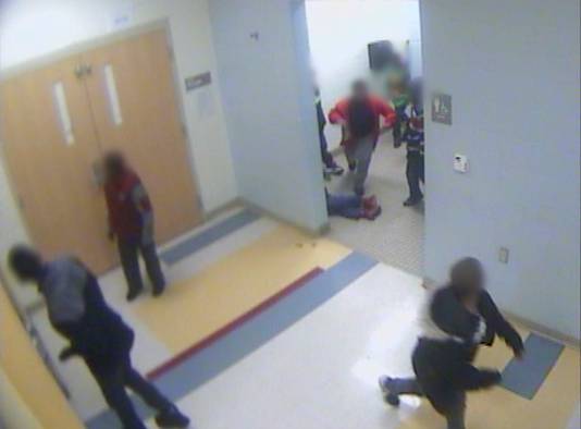 Beeld van een beveiligingscamera waarop de voeten van Gabriel te zien zijn nadat hij bewusteloos is geslagen in het jongenstoilet.