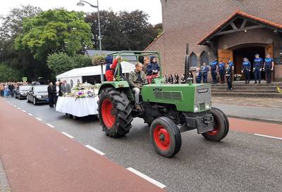 Indrukwekkende stoet voor overleden gezin uit Bosschenhoofd, dorp loopt uit voor erehaag