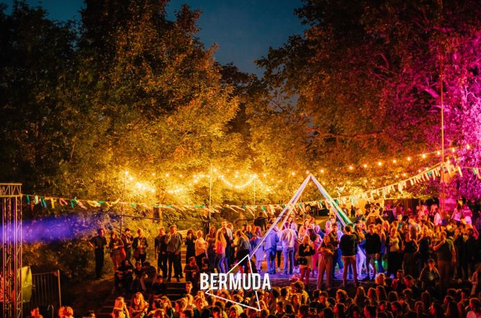 Na twee jaar opnieuw Bermuda-festival in Keizerspark. “Gratis, en zonder  subsidies, dus drink bij ons” | Gent 