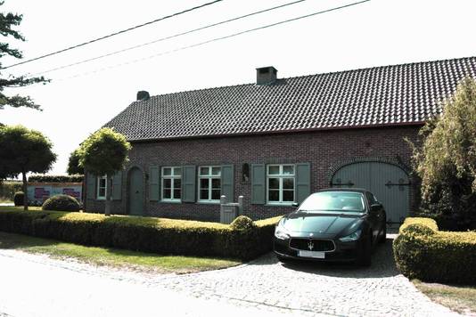 De hondenfokkerij in Tielen.