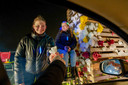 Iedere deelnemer vouwt een roosje van een servet. En zo groeit de boog in de lichtjesroute gestaag.
