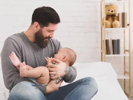 Deze vaders hadden een huilbaby: ‘Mijn haren staan nog recht overeind bij babygehuil’