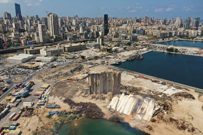 Luchtbeeld van de ingestorte graansilo’s in de haven van Beirut.