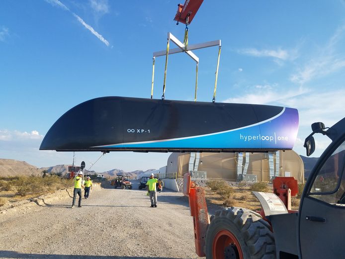 Hyperloop One slaagde er naar eigen zeggen in om een testvoertuig in een vacuüm voor vijf seconden boven rails te laten zweven met een snelheid tot 112 kilometer per uur.