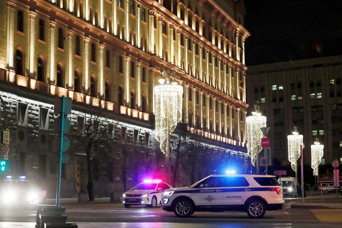 Politievoertuigen aan het hoofdkantoor van de Russische FSB na de schietpartij.