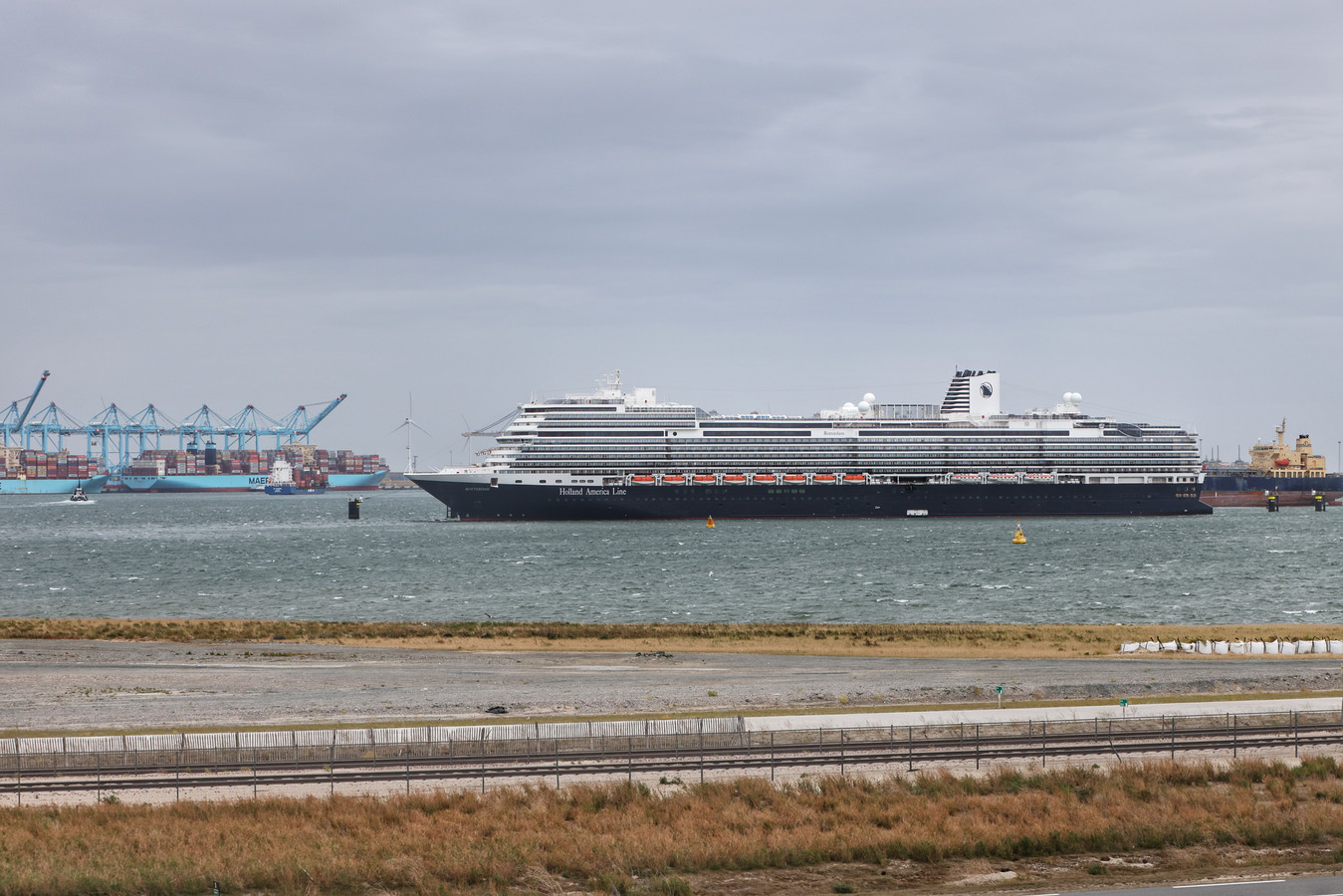 Cruiseschip Rotterdam VII is nu al te spotten in de Rotterdamse Maashaven.