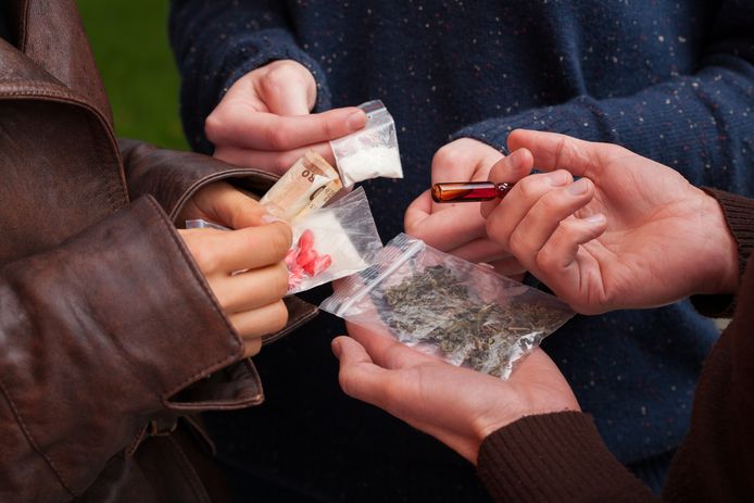 Pillen en poeder verhandelen op straat? De politie en de gemeente delen straf uit,