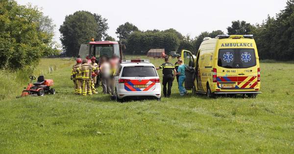 Oudere man raakt bekneld onder zitmaaier in sloot in Kamperveen - De Stentor