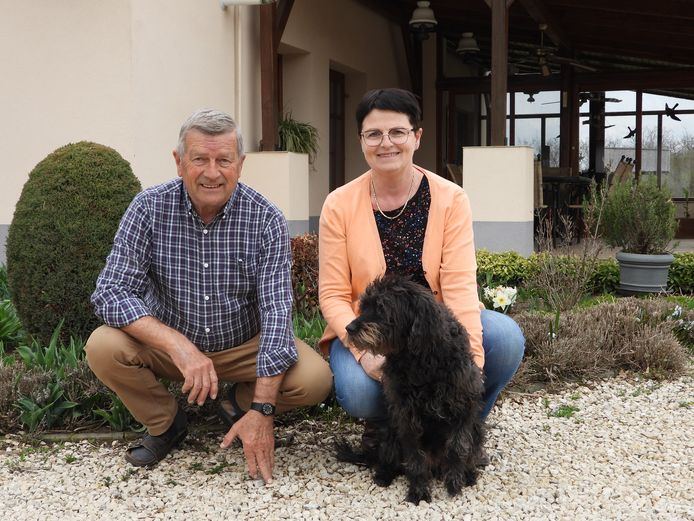 Jef (75) en Marleen (57) met hondje Blackie voor hun huis in Hongarije.