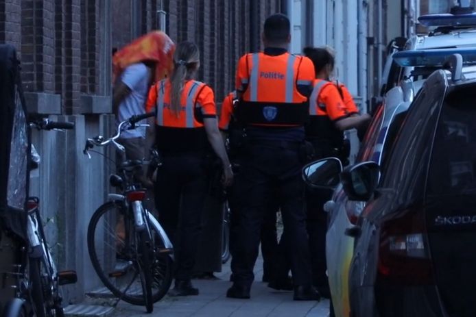 De dader kon korte tijd later gearresteerd worden in het opvangcentrum van het Rode Kruis in de Kasteelstraat