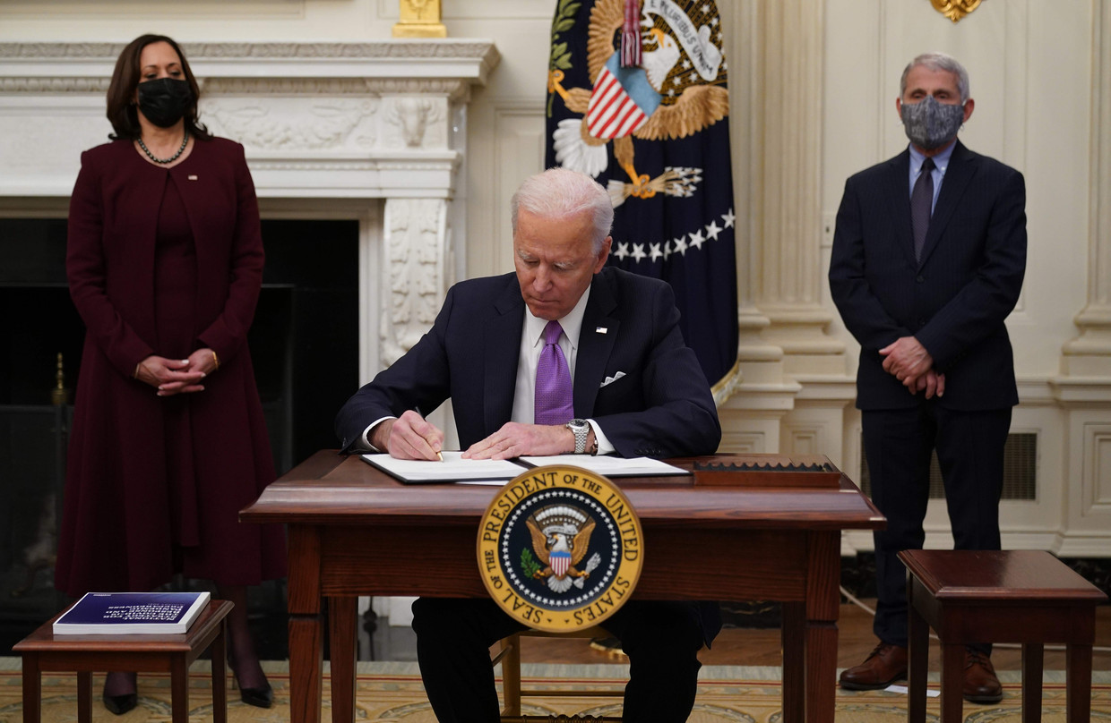 President Biden tekent presidentiële besluiten in het Witte Huis. Beeld AFP