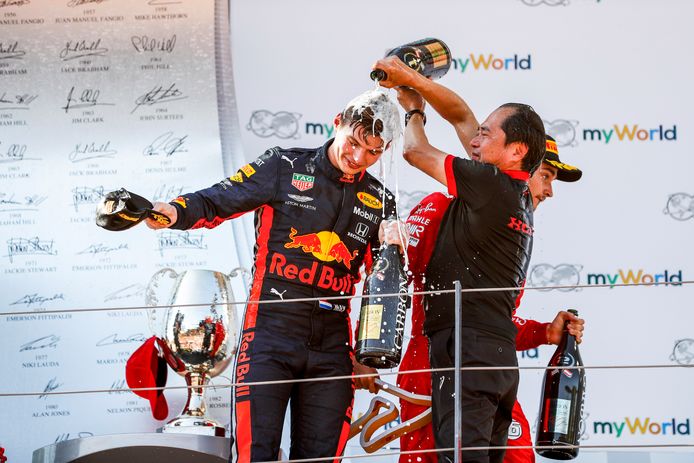 Max Verstappen en Toyoharu Tanabe, technisch directeur van Honda, vieren de overwinning in de GP van Oostenrijk in 2019.
