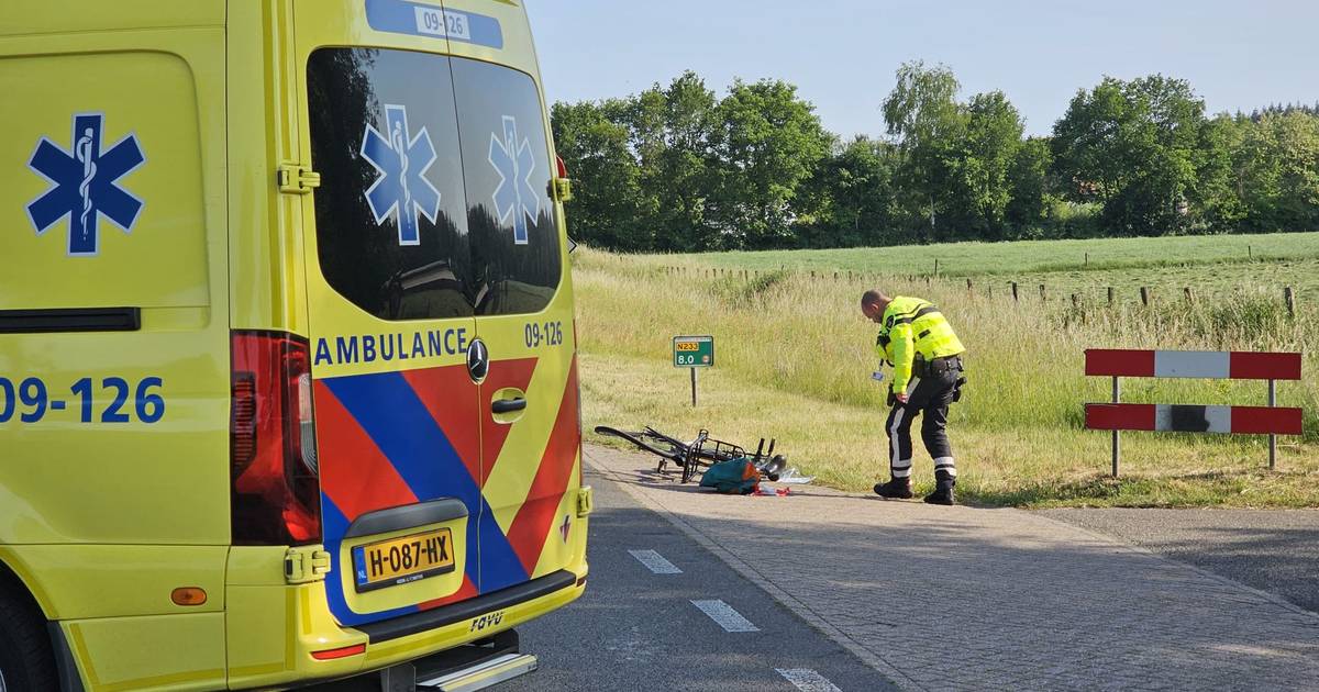 Fietser met spoed naar ziekenhuis na botsing met auto, weg afgesloten.
