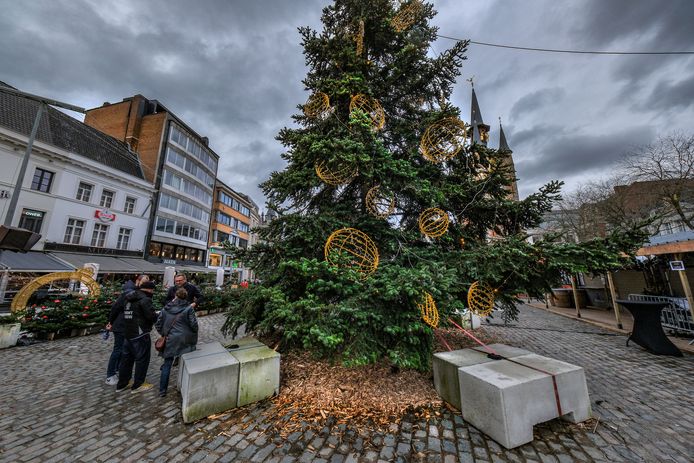 De kerstboom op de Grote Markt in Kortrijk