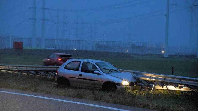 Auto belandt tegen vangrail op A58 bij Rilland
