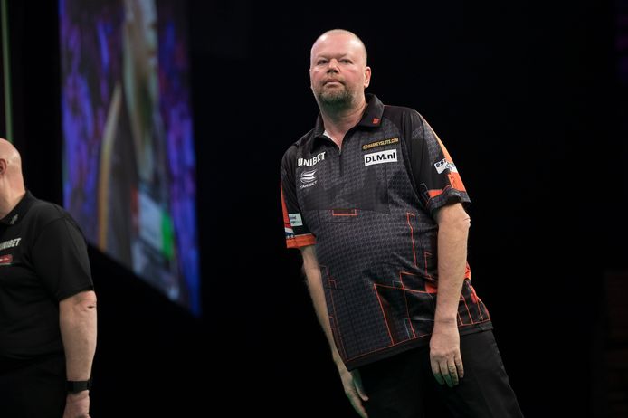 Raymond van Barneveld staat negende en laatste in de Premier League.