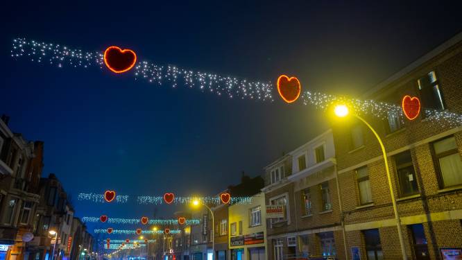 Gallifortlei in Deurne vervangt kerstverlichting door sfeerverlichting voor Valentijn
