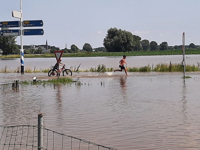 Het hoge water nodigt ook uit tot 'leuke activiteiten', al roepen politie, waterschap en de gemeente op om niet te recreëren in het water.